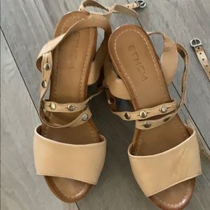 Cute strappy wedge in leather